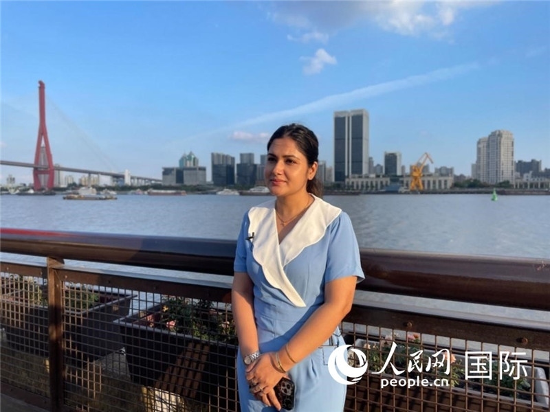 孟加拉國Channel24電視頻道主持人伊斯拉特·阿敏在上海市楊浦濱江接受采訪。 人民網(wǎng)記者 張榮攝