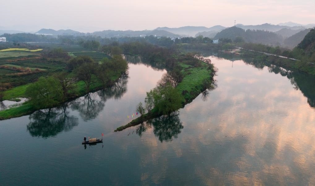 2021年3月15日拍攝的婺源月亮灣旅游公園，石門自然村坐落于此。新華社記者 胡晨歡 攝