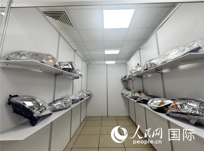 在位于莫斯科格林伍德國(guó)際貿(mào)易中心的浙江寧波優(yōu)質(zhì)商品展銷中心內(nèi)，展示著來自浙江寧波慈溪市的汽車配件樣品。人民網(wǎng)記者 申佳平攝