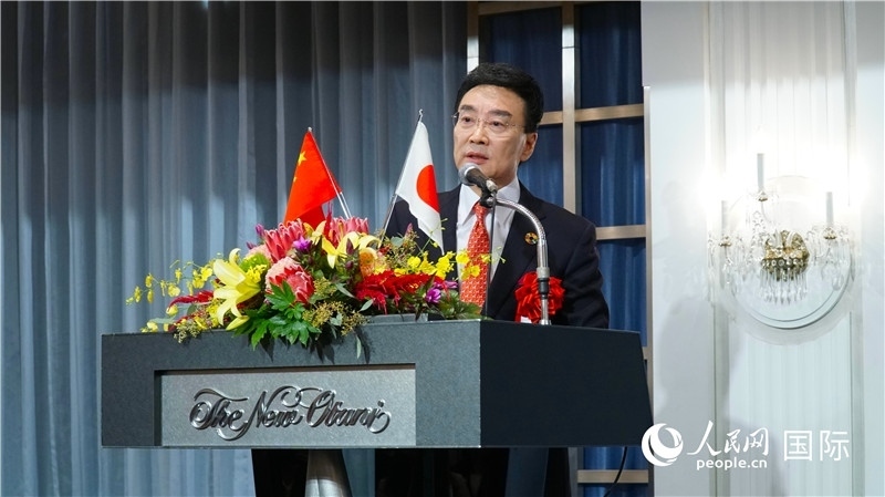 在日中國企業(yè)協(xié)會會長王家馴致祝酒詞。人民網(wǎng) 蔣曉辰攝