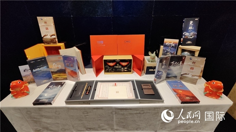 中央廣播電視總臺精品節(jié)目及文創(chuàng)產品展臺。人民網 蔣曉辰攝