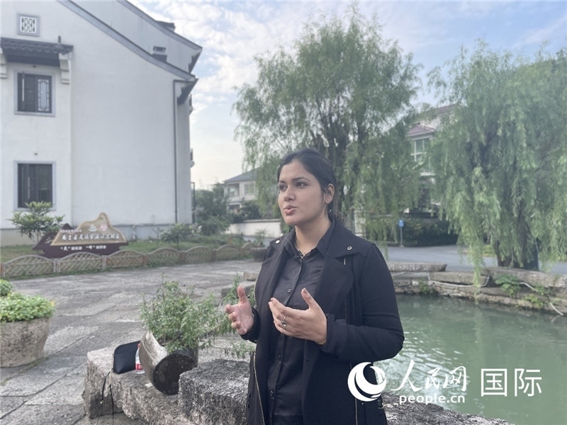 孟加拉國(guó)Channel 24電視頻道主持人伊斯拉特·阿敏在安吉接受記者采訪。人民網(wǎng)記者 張榮攝