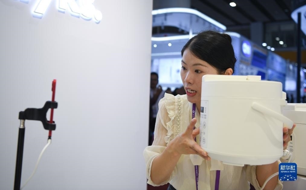 10月15日，參展的工作人員在展臺直播介紹家電產(chǎn)品。新華社記者 鄧華 攝