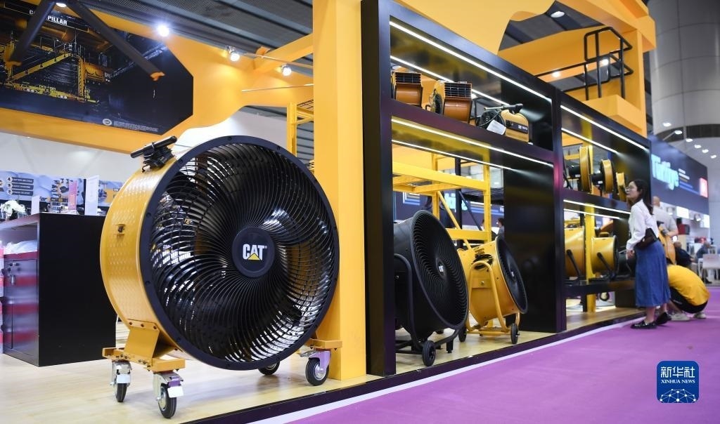 10月15日，參觀者在了解一家美國參展商的產(chǎn)品。新華社記者 鄧華 攝