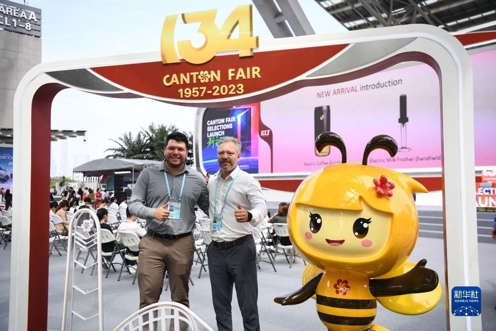 10月15日，來自巴西的采購商在廣交會上合影。新華社記者 鄧華 攝