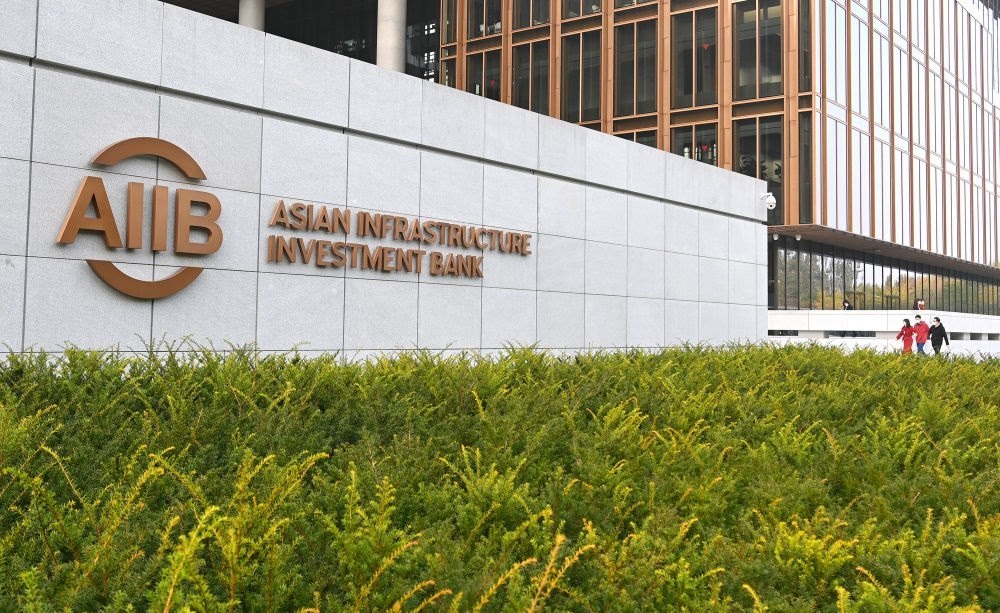 這是亞洲基礎(chǔ)設(shè)施投資銀行（亞投行）標(biāo)志（2021年10月25日攝）。新華社記者 李賀 攝