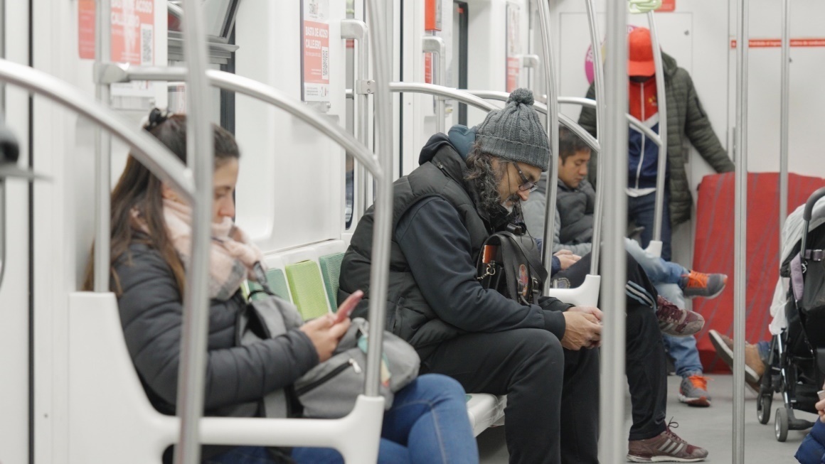 阿根廷布宜諾斯艾利斯市，乘客們乘坐A線地鐵從郊區(qū)前往市內(nèi)。人民網(wǎng)記者 張若涵攝