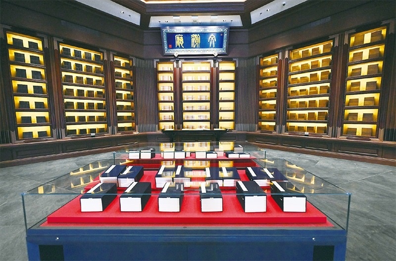 建設(shè)中國(guó)國(guó)家版本館，是以習(xí)近平同志為核心的黨中央作出的重大決策，是文明大國(guó)建設(shè)的基礎(chǔ)工程，是功在當(dāng)代、利在千秋的標(biāo)志性文化工程，充分體現(xiàn)了我們黨傳承發(fā)展中華文化的高度自覺、汲取歷史智慧更好走向未來(lái)的歷史主動(dòng)。圖為2023年5月拍攝的中國(guó)國(guó)家版本館中央總館文瀚廳。 新華社發(fā)