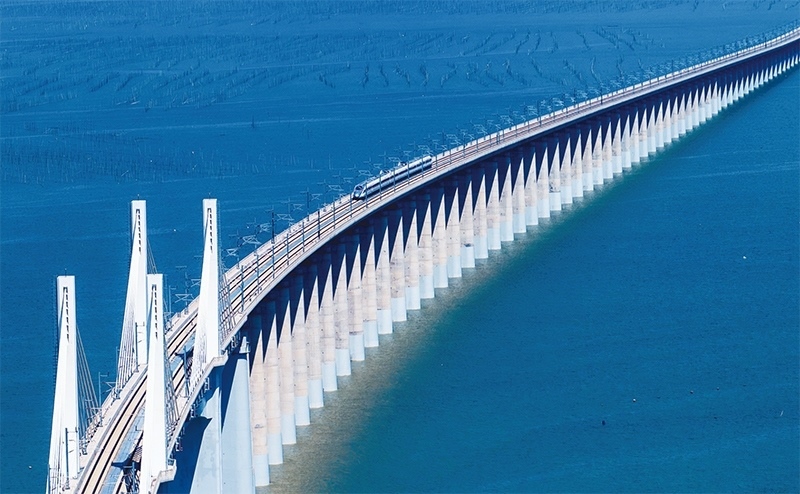 2023年9月28日，中國(guó)首條時(shí)速350公里跨海高鐵——福廈高鐵正式開通運(yùn)營(yíng)。圖為一列運(yùn)行試驗(yàn)車組駛過(guò)福廈高鐵湄洲灣跨海大橋（9月19日攝，無(wú)人機(jī)照片）。 新華社記者 魏培全/攝