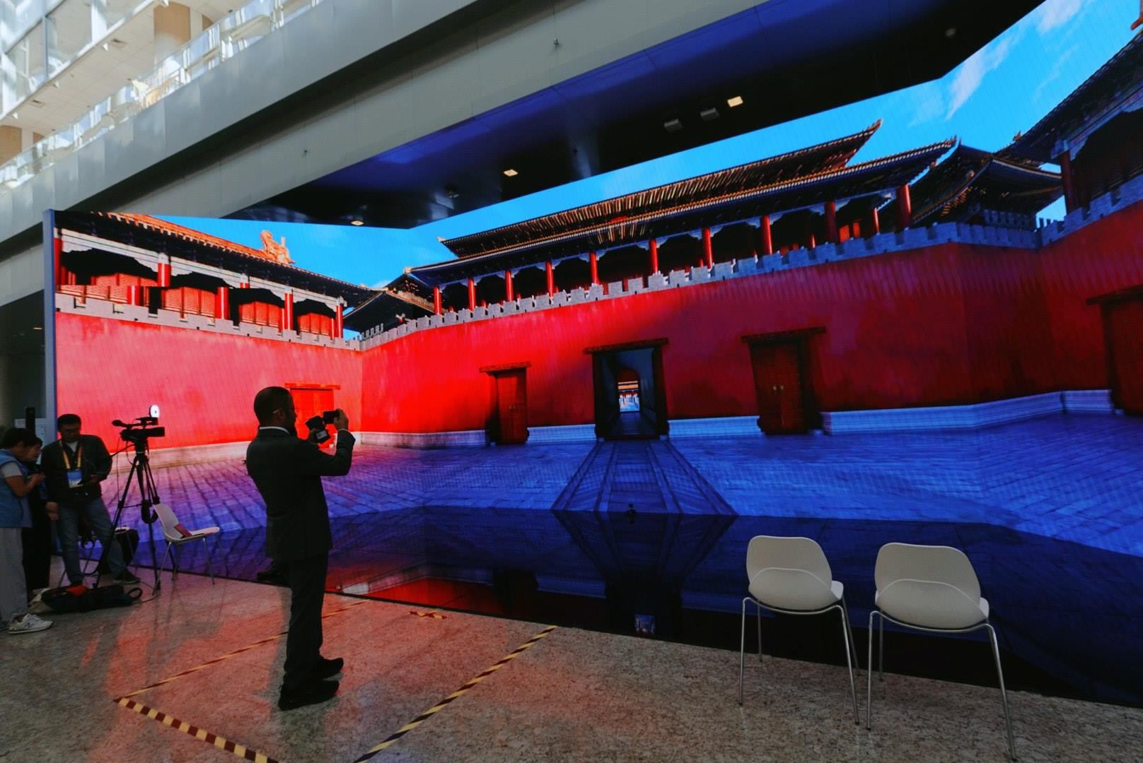 位于新聞中心的科技文化互動(dòng)展示區(qū)。人民網(wǎng)記者 許維娜攝