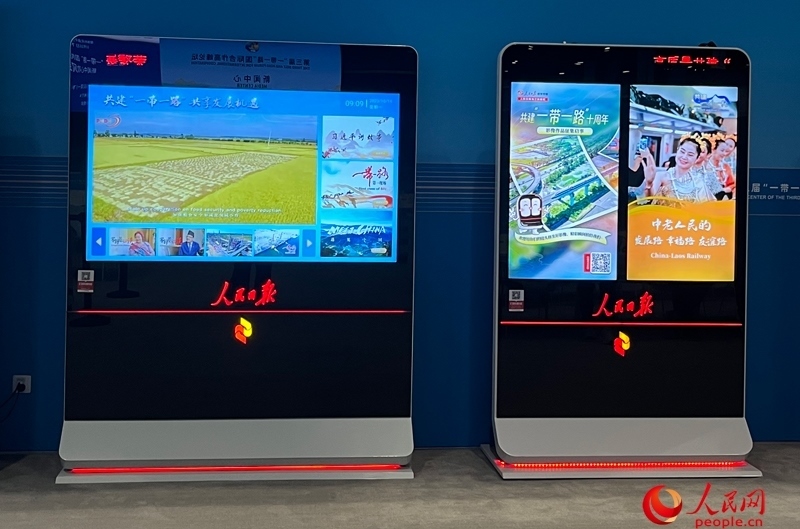 位于新聞中心的人民日報(bào)電子閱報(bào)欄。人民網(wǎng)記者 杜燕飛攝