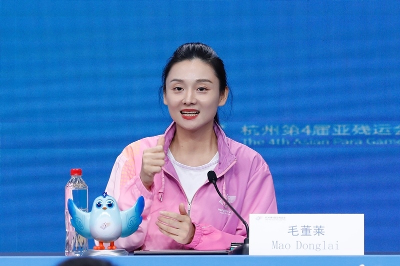 杭州市殘疾人綜合服務(wù)中心干事毛董萊介紹成為亞殘運會火炬手的經(jīng)歷。杭州亞殘組委供圖