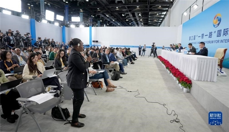 10月16日，第三屆“一帶一路”國際合作高峰論壇新聞中心在北京國家會議中心舉行首場吹風(fēng)會，邀請自然資源部國際合作司和相關(guān)單位負(fù)責(zé)人介紹有關(guān)情況，并回答記者提問。新華社記者 王毓國攝