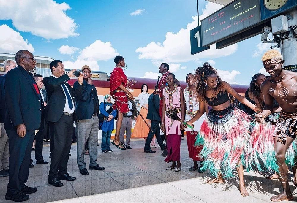 △2023年10月6日，多國駐肯使節(jié)在肯尼亞內(nèi)羅畢的蒙內(nèi)鐵路內(nèi)羅畢站觀看文藝演出。