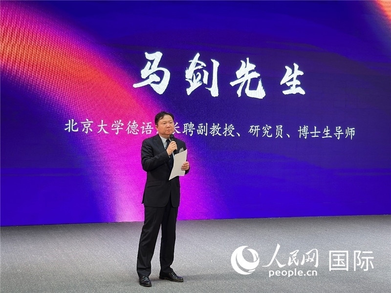 北京大學(xué)德語系長聘副教授馬劍點(diǎn)評學(xué)生表現(xiàn)。（攝影：張麗鷗）