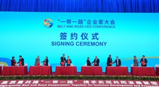 這是10月17日拍攝的簽約儀式現(xiàn)場。當日，“一帶一路”企業(yè)家大會在北京召開。（新華社記者王毓國攝）