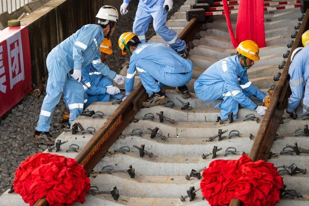 3月31日，在印度尼西亞雅加達(dá)雅萬高鐵哈利姆車站，工人鋪設(shè)雅萬高鐵全線最后一根鋼軌。