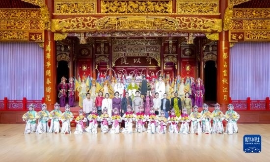  10月18日上午，國家主席習(xí)近平夫人彭麗媛邀請出席第三屆“一帶一路”國際合作高峰論壇的外方領(lǐng)導(dǎo)人夫人參觀中國工藝美術(shù)館（中國非物質(zhì)文化遺產(chǎn)館）。這是彭麗媛同外方領(lǐng)導(dǎo)人夫人與文藝演出演職人員合影。新華社記者 丁林 攝