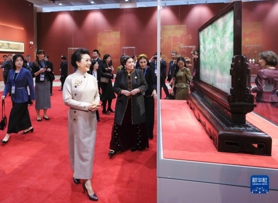  10月18日上午，國家主席習(xí)近平夫人彭麗媛邀請出席第三屆“一帶一路”國際合作高峰論壇的外方領(lǐng)導(dǎo)人夫人參觀中國工藝美術(shù)館（中國非物質(zhì)文化遺產(chǎn)館）。這是彭麗媛同外方領(lǐng)導(dǎo)人夫人參觀展品。新華社記者 丁林 攝