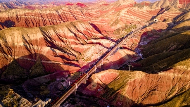 穿越丹霞地貌的火車。蘭州局集團公司融媒體中心供圖