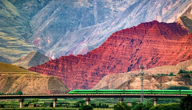 穿越丹霞地貌的火車。蘭州局集團公司融媒體中心供圖