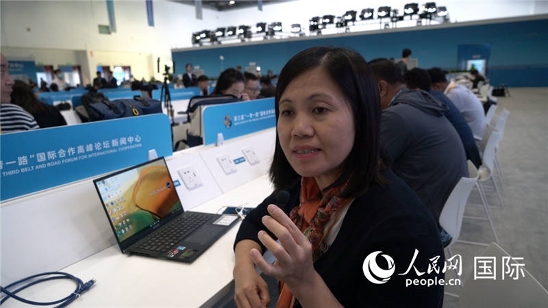 越南之聲廣播電臺記者胡鴻行（音譯，H? H?ng H?nh）與記者交談。人民網(wǎng) 楊春燕攝