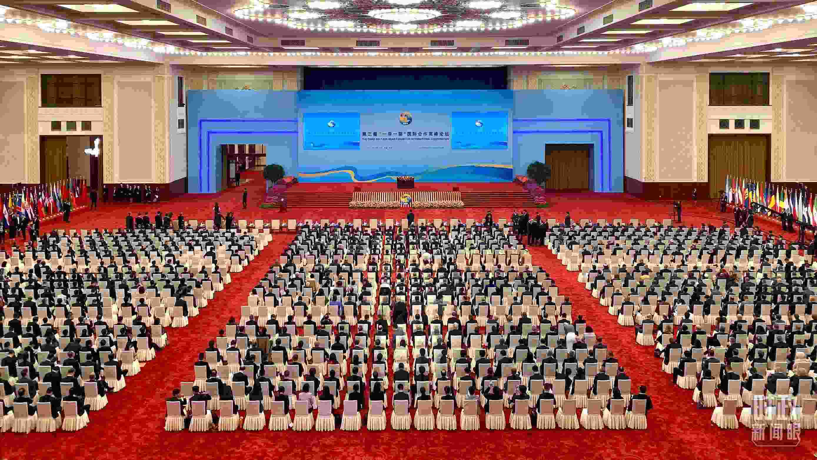 △人民大會(huì)堂宴會(huì)廳。這是開幕式之前的現(xiàn)場(chǎng)。（總臺(tái)央視記者李增仁拍攝）