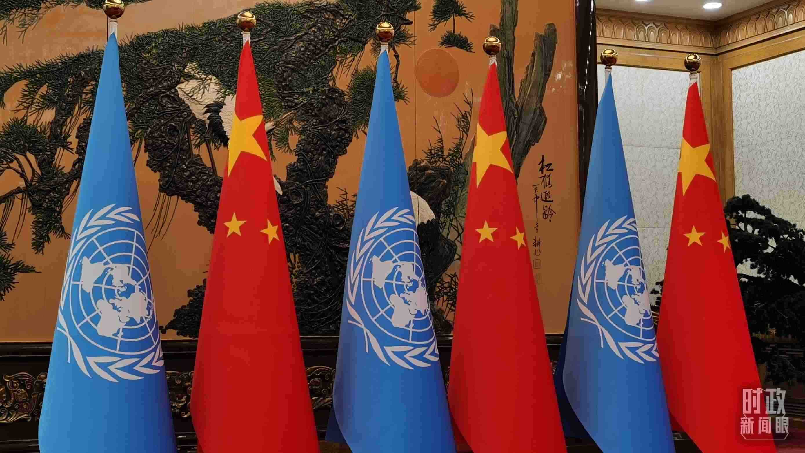 △會(huì)見現(xiàn)場(chǎng)的中國(guó)國(guó)旗和聯(lián)合國(guó)旗。（總臺(tái)央視記者郭鴻拍攝）