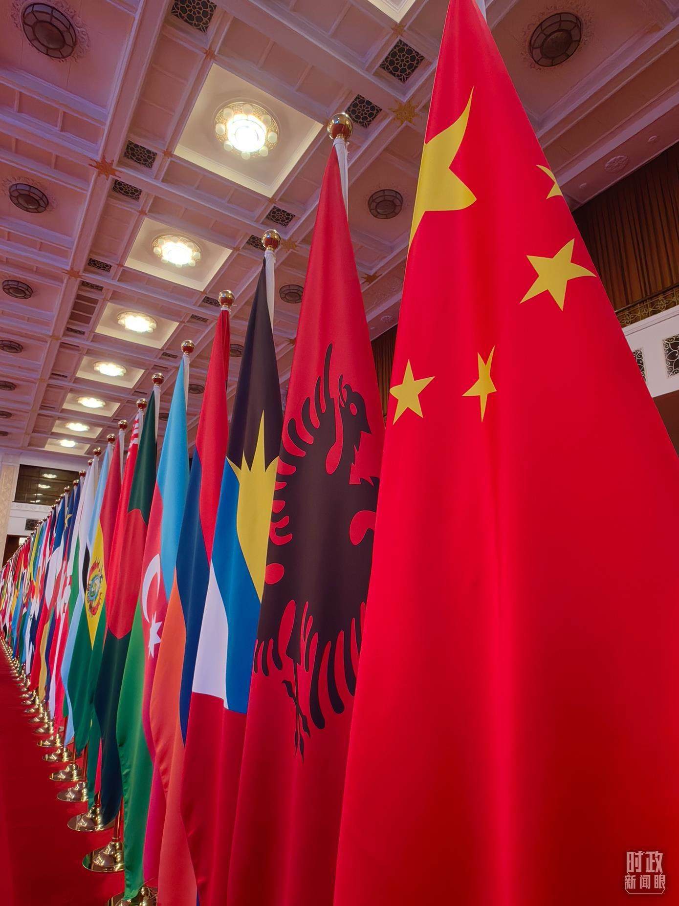 △開幕式會(huì)場(chǎng)內(nèi)整齊排列的旗幟。（總臺(tái)央視記者楊波拍攝）