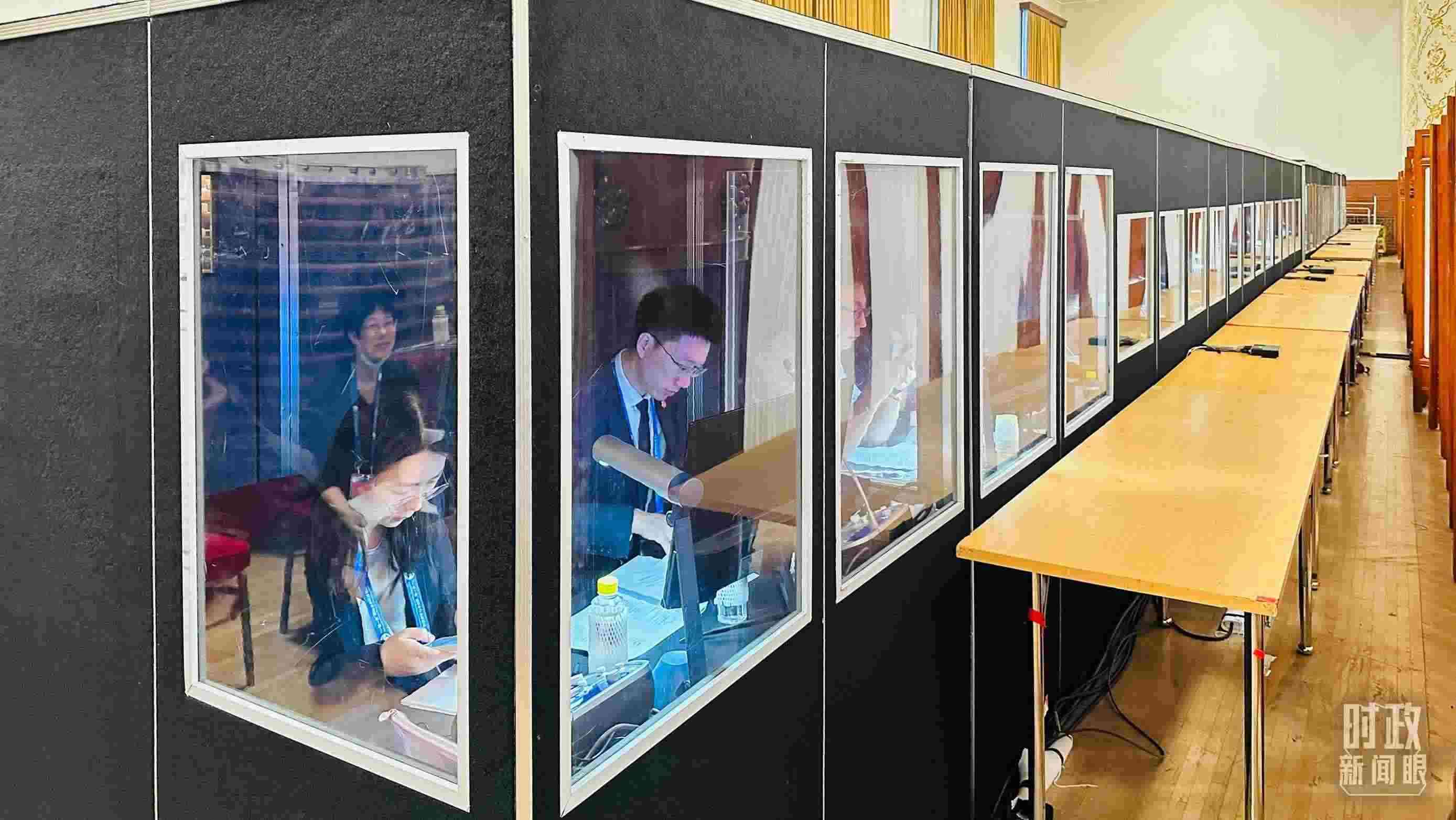 △開幕式現(xiàn)場(chǎng)的多語種同傳間。（總臺(tái)國(guó)廣記者時(shí)冉拍攝）