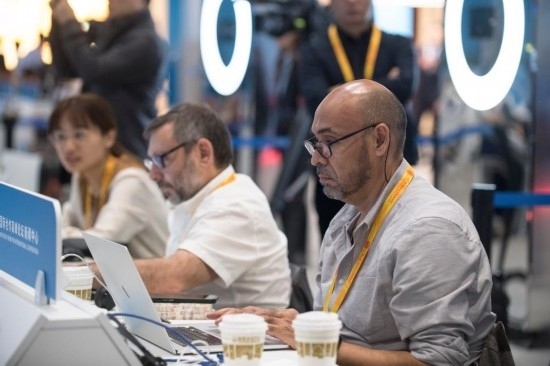 10月17日，記者在“一帶一路”國際合作高峰論壇新聞中心工作。新華社記者 張豪夫 攝