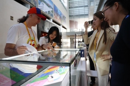 10月16日，參會記者在“一帶一路”國際合作高峰論壇新聞中心參觀展示的中國非物質(zhì)文化遺產(chǎn)展品。新華社記者 陳斌 攝