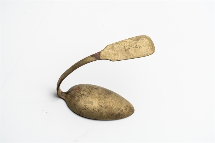 鏨刻“來遠”的湯勺。國家文物局供圖