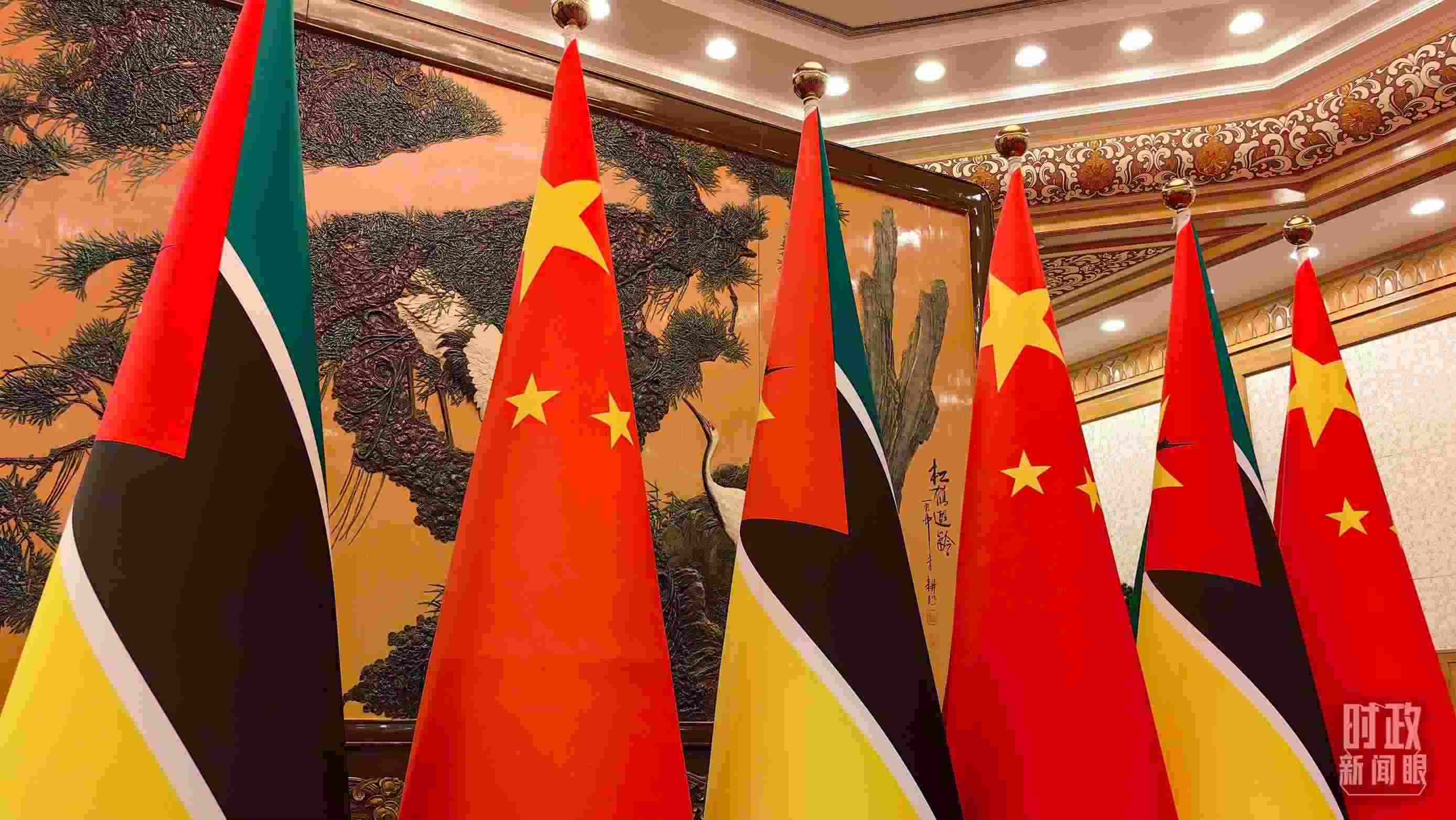 △會見現(xiàn)場，中國、莫桑比克兩國國旗。（總臺央廣記者潘毅拍攝）