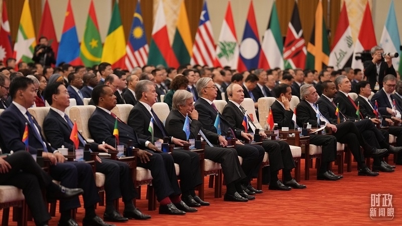 △18日上午，外方領(lǐng)導(dǎo)人在開幕式上聆聽習(xí)近平主席主旨演講。（總臺國廣記者李晉拍攝）