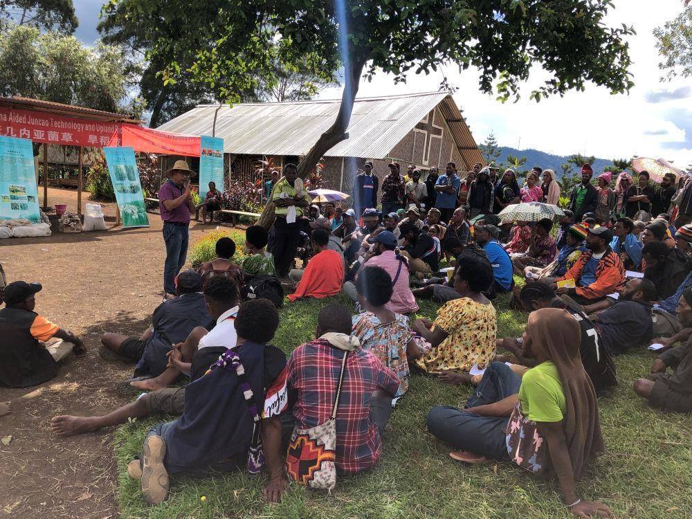 △2020年12月15日，中國專家在巴布亞新幾內(nèi)亞東高地省中國援助巴新菌草和旱稻技術(shù)項(xiàng)目第9期培訓(xùn)班上授課。