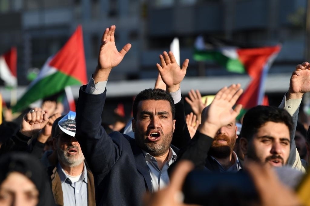 10月18日，人們在伊朗德黑蘭舉行集會。當(dāng)日，突尼斯、土耳其、伊朗等多國民眾舉行集會，表達(dá)對巴勒斯坦人民的支持，并譴責(zé)針對加沙城醫(yī)院的襲擊。新華社記者 沙達(dá)提 攝