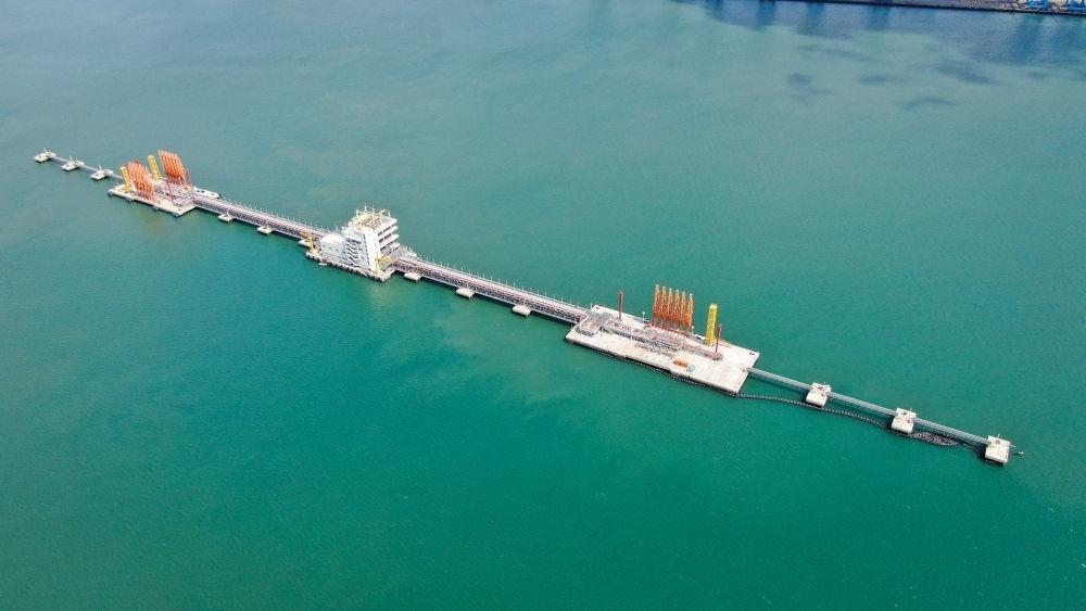 這是肯尼亞蒙巴薩油碼頭（2023年9月20日攝，無(wú)人機(jī)照片）。新華社發(fā)（中國(guó)交通建設(shè)股份有限公司肯尼亞蒙巴薩新建油碼頭項(xiàng)目部供圖）