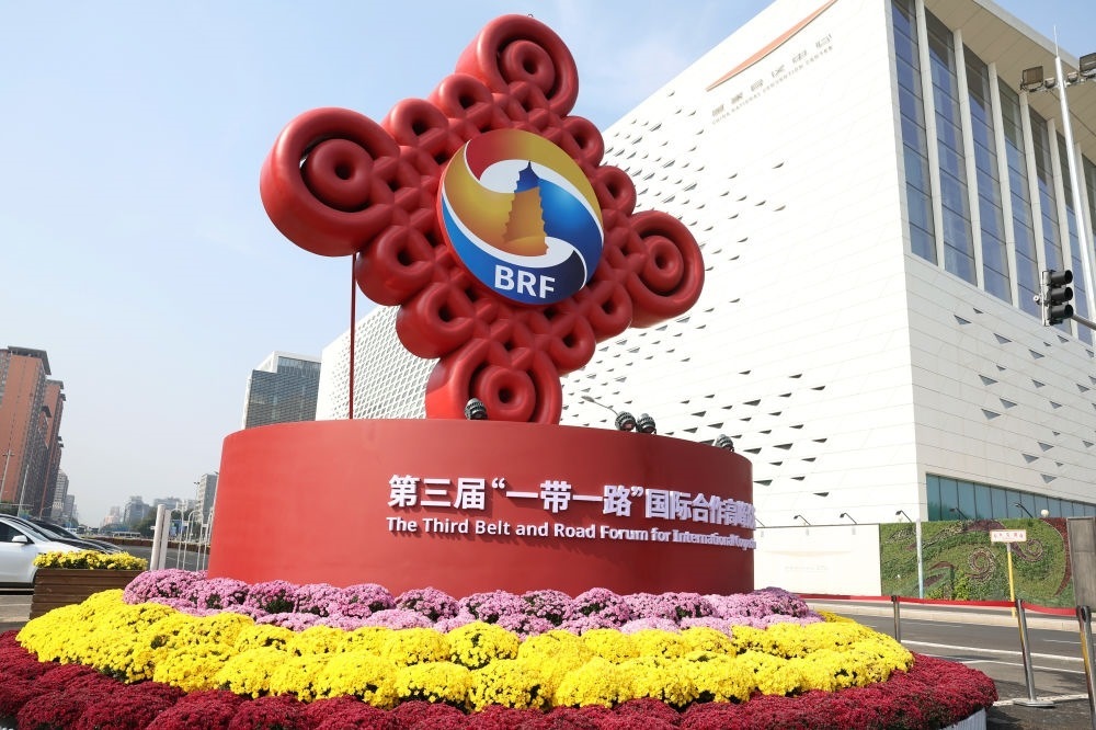 這是在北京國(guó)家會(huì)議中心附近拍攝的“一帶一路”國(guó)際合作高峰論壇景觀布置（2023年10月17日攝）。新華社記者 陳斌 攝