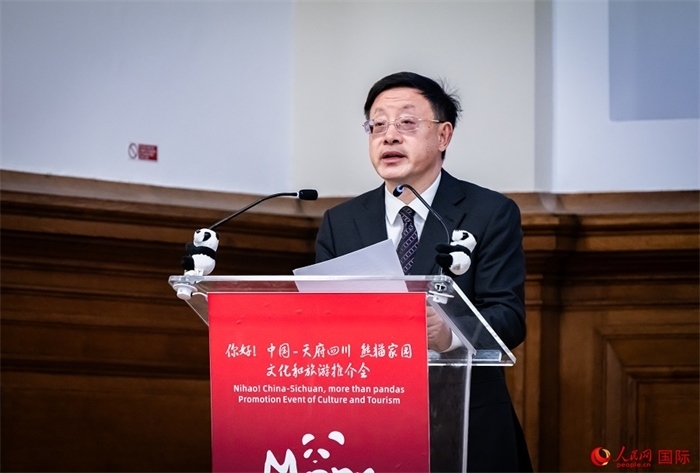 四川省文化和旅游廳廳長(zhǎng)戴允康作文化旅游推介。人民網(wǎng) 郭錦標(biāo)攝