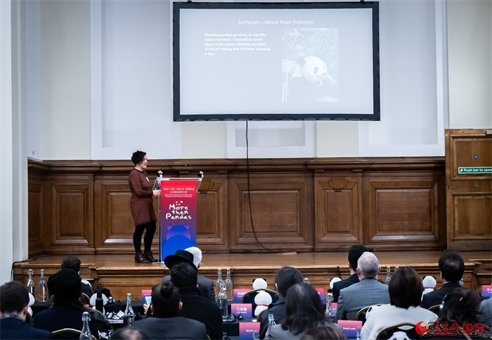 英國(guó)旅游達(dá)人瑪麗亞·拉莫爾作來川游歷主題分享。人民網(wǎng) 郭錦標(biāo)攝