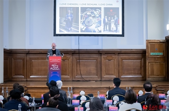 英國(guó)群英創(chuàng)意全球首席執(zhí)行官杰米·撒杰特在現(xiàn)場(chǎng)發(fā)言，分享如何進(jìn)一步提升四川旅游的國(guó)際影響力、吸引更多的英國(guó)游客。人民網(wǎng) 郭錦標(biāo)攝