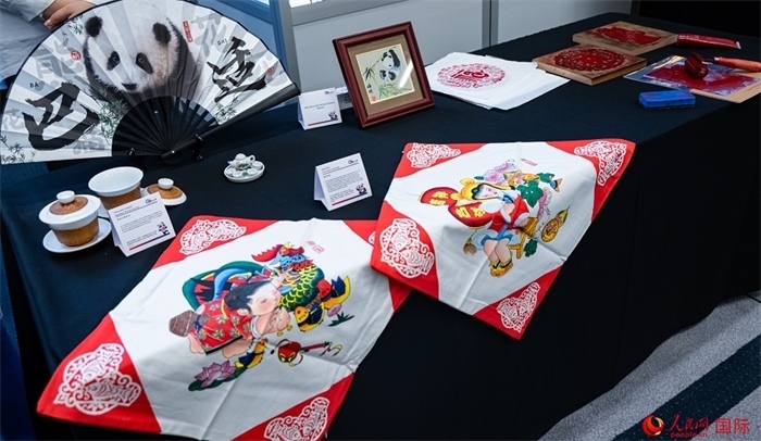 活動(dòng)現(xiàn)場(chǎng)的現(xiàn)場(chǎng)文創(chuàng)展、互動(dòng)體驗(yàn)區(qū)、非遺區(qū)展示。人民網(wǎng) 郭錦標(biāo)攝