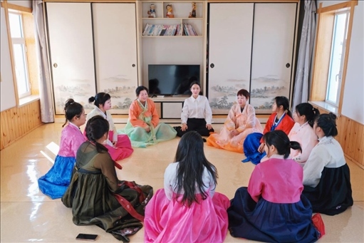 2023年6月，楊麗娜（后中）對擔任民宿管家的光東村村民們進行標準化培訓。（新華社記者金津秀攝）