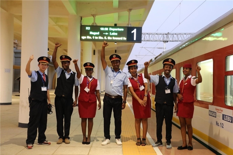 中埃員工組成的亞吉鐵路運營團隊。 中國土木工程集團有限公司供圖