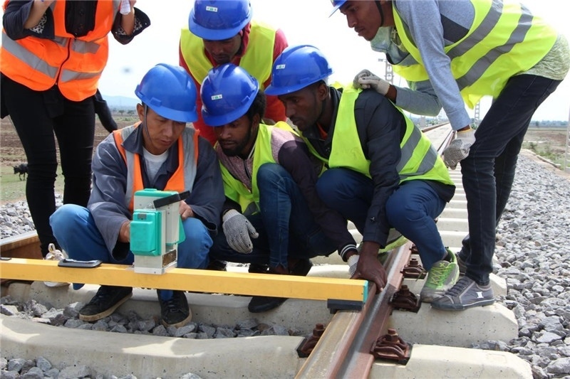 中方員工在鐵路現(xiàn)場培訓埃方員工。 中國土木工程集團有限公司供圖