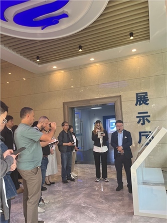 （在文瀾智谷中試產(chǎn)業(yè)基地，中外記者深入了解科技轉(zhuǎn)化情況 趙橙涔攝）