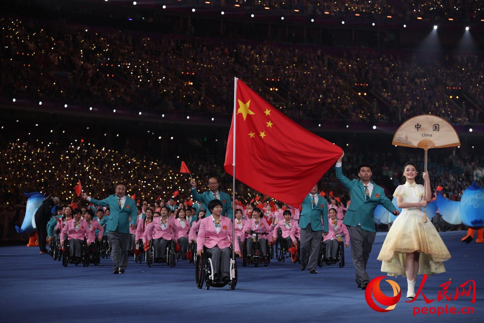 開幕式上，中國體育代表團(tuán)入場。人民網(wǎng) 周靜圓攝