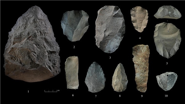 石制品 1.手斧 2、4、5.勒瓦婁哇石核（循環(huán)剝片法、優(yōu)先剝片法）3.勒瓦婁哇石葉石核 6.勒瓦婁哇石葉 7、8.勒瓦婁哇尖狀器 9.石葉 10.錐形石葉石核。中肯聯(lián)合考古隊(duì)供圖