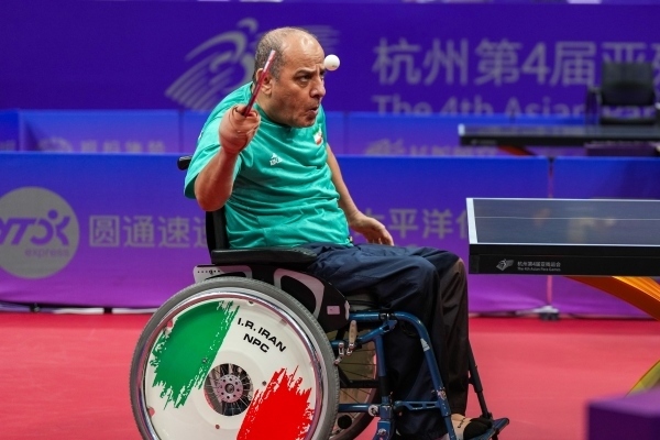 10月23日，杭州第4屆亞殘運(yùn)會(huì)乒乓球男子單打Class2小組循環(huán)賽舉行。圖為伊朗隊(duì)選手哈?！ず?jiǎn)費(fèi)尚在比賽中。圖片來(lái)源：杭州亞殘組委會(huì)